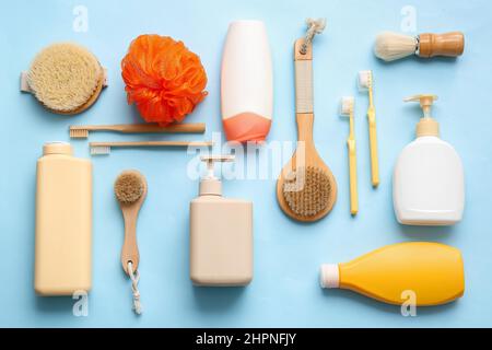 Composition avec bouteilles de produits cosmétiques et accessoires de bain sur fond de couleur Banque D'Images