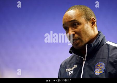 Paul Ince, directeur intérimaire de la lecture, est interviewé après le match du championnat Sky Bet au Select car Leasing Stadium, Reading. Date de la photo: Mardi 22 février 2022. Banque D'Images