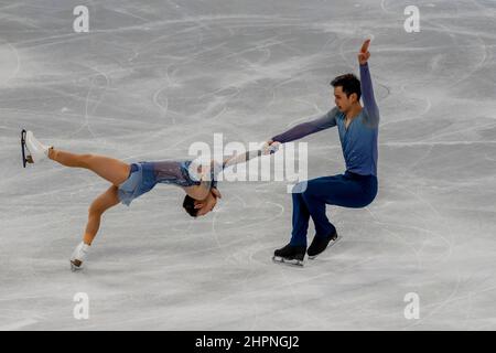 Pékin, Hebei, Chine. 18th févr. 2022. Yang JIN et Cheng PENG (CHN) se jouent dans le cadre du concours du programme de patinage de la paire au stade intérieur de la capitale lors des Jeux olympiques d'hiver de 2022 à Beijing, Hebei, en Chine. (Image de crédit : © Walter G. Arce Sr./ZUMA Press Wire) Banque D'Images