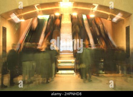 Grand Central Station metro escalator, New York City. La foule de navetteurs à l'heure de pointe. Transports en commun métro. ÉTATS-UNIS Banque D'Images