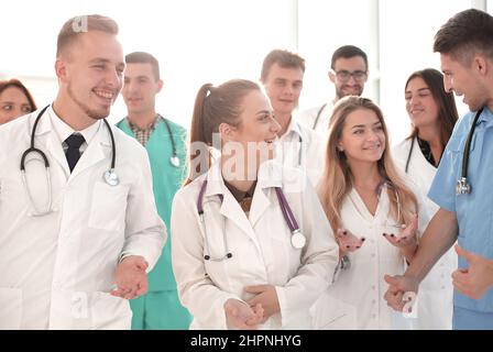 gros plan. professionnels de la santé gaies dans le couloir du bureau. photo avec espace pour le texte Banque D'Images