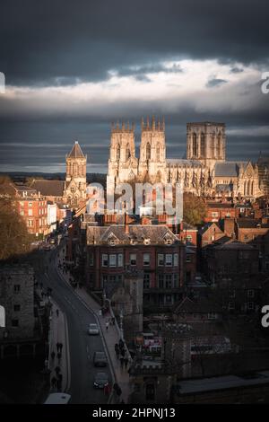 York Minster au soleil, vue en hauteur avec le pont Lendal menant à la rue du musée Banque D'Images