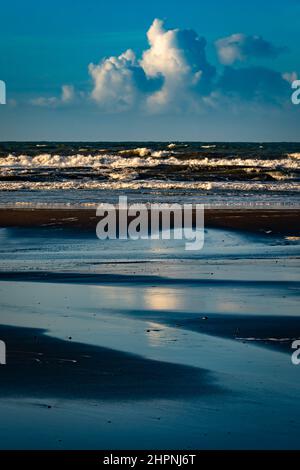 Plage, rochers et falaises, Ohawe Beach, South Taranaki, North Island, Nouvelle-Zélande Banque D'Images