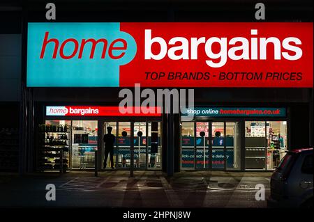 Le magasin Home Bargains la nuit dans le centre commercial de Boston Lincolnshire Banque D'Images