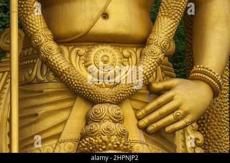 Détail gros plan de la statue de Murugan (Tugu Dewa Murugga) dans les grottes de Batu, Selangor, Kuala Lumpur. La plus haute statue d'une divinité hindoue de Malaisie Banque D'Images