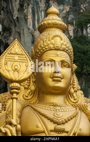 Détail gros plan de la statue de Murugan (Tugu Dewa Murugga) dans les grottes de Batu, Selangor, Kuala Lumpur. La plus haute statue d'une divinité hindoue de Malaisie Banque D'Images