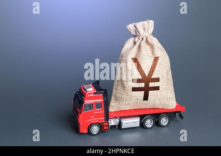 Camion avec un sac d'argent de yuan chinois ou de yen japonais. Prêt ou dépôt. Super revenu élevé. Paiement des taxes. Charge de la dette. Transferts d'argent et transactions Banque D'Images