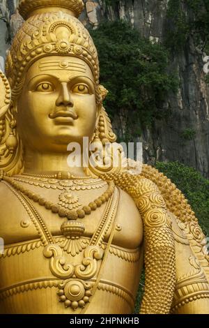 Détail gros plan de la statue de Murugan (Tugu Dewa Murugga) dans les grottes de Batu, Selangor, Kuala Lumpur. La plus haute statue d'une divinité hindoue de Malaisie Banque D'Images