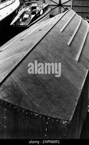 AJAXNETPHOTO. 1973. HAMBLE POINT, ANGLETERRE. - BÂTIMENT MOTOR CRUISER - COQUE EN BOIS RETOURNÉE DE LA MARINE FAIREY 60FT ALMIRA CLASSE PATROUILLEUR EN CONSTRUCTION.PHOTO:JONATHAN EASTLAND/AJAX REF:73282 Banque D'Images