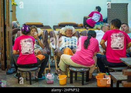 Massage des pieds au célèbre marché nocturne de Hua Hin. Hua Hin est l'une des destinations de voyage les plus populaires en Thaïlande. Banque D'Images