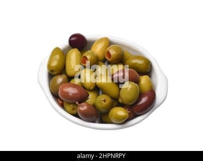 Un bol d'olives entières vertes et noires et d'olives vertes avec des piments isolés sur du blanc. Banque D'Images