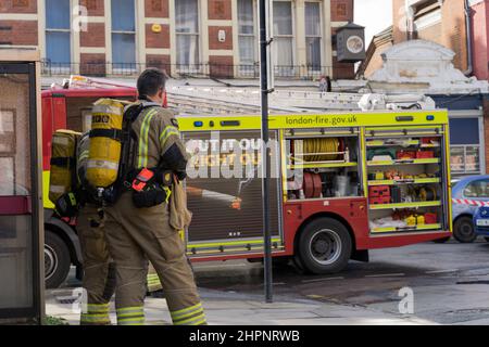 Londres, Royaume-Uni, 22 février 2022. En début d'après-midi, des pompiers et des membres de l'équipage de Londres ont assisté à un incendie plat qui s'est déclaré au-dessus d'un magasin près de lee Green Lewisham, au sud-est de Londres. La cause de l'incendie était en cours d'enquête. Credit: Xiu Bao/Alamy Live News Banque D'Images