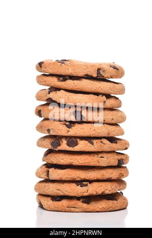 Pile de biscuits aux pépites de chocolat isolés sur du blanc. Banque D'Images