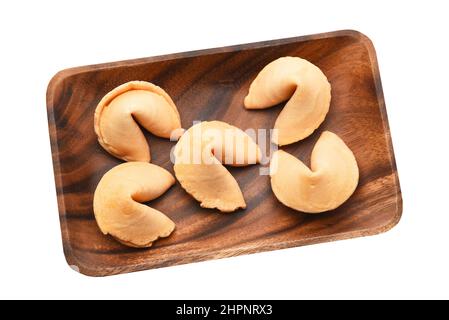 Une assiette pleine de biscuits fortune isolés sur blanc. Banque D'Images