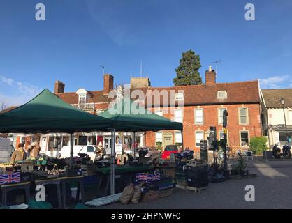 Acheteurs et visiteurs, étals de marché sur Market Hill, la ville de marché de Framingham, Suffolk, Angleterre, Royaume-Uni Banque D'Images