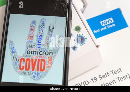 Appareil mobile montrant le signe COVID alors que l'Angleterre est en train de trouver un moyen de sortir de la pandémie , apprendre à vivre avec COVID Banque D'Images