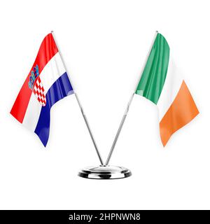 Deux drapeaux de table isolés sur fond blanc 3D illustration, croatie et irlande Banque D'Images