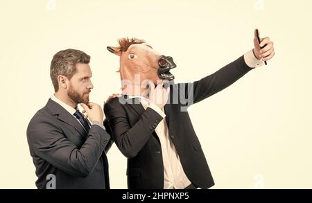 Diffusion en direct avec votre téléphone. Les employés prennent le selfie avec leur smartphone. Diffusion mobile en direct Banque D'Images