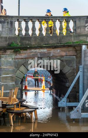 Bewdley,Worcestershire,England,UK- février 22 2022: Des défenses contre les inondations et des barrières sont mises en place et les équipes d'urgence surveillent les graves incessantes Banque D'Images