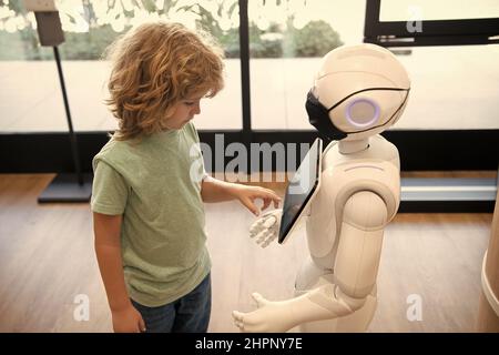 smart boy kid communique avec la technologie d'assistant robot pour l'éducation moderne, l'automatisation. Banque D'Images