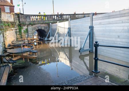 Bewdley,Worcestershire,England,UK- février 22 2022:des défenses d'urgence contre les inondations ont été mises en place pour protéger les résidents de Bewdley Banque D'Images