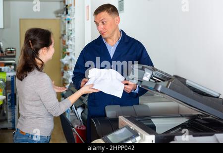 Rapports d'employés de bureau erreur d'imprimante pour technicien service Banque D'Images