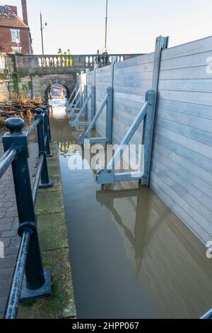 Bewdley,Worcestershire,England,UK- février 22 2022:des défenses d'urgence contre les inondations ont été mises en place pour protéger les résidents de Bewdley Banque D'Images