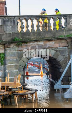 Bewdley,Worcestershire,England,UK- février 22 2022: Des défenses contre les inondations et des barrières sont mises en place et les équipes d'urgence surveillent les graves incessantes Banque D'Images