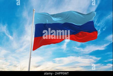 Drapeau de la République populaire de Luhansk , Ukraine sur fond ciel nuageux au coucher du soleil, vue panoramique. Ukrainien Voyage et patriote concept. Copier espace pour W Banque D'Images