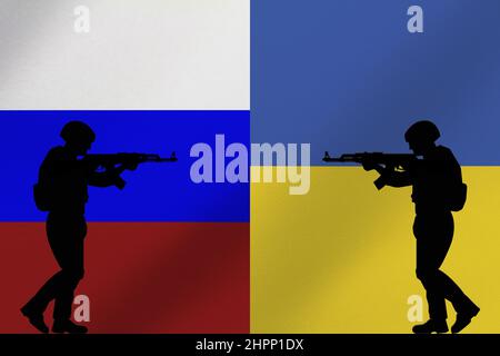 Soldat ou police en position de combat avec fusil et drapeaux d'ukraine et de russie en arrière-plan. Banque D'Images