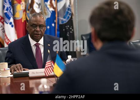 Arlington, États-Unis d'Amérique. 22nd févr. 2022. Arlington, États-Unis d'Amérique. 22 février 2022. Le secrétaire américain à la Défense, Lloyd J. Austin III, est parti, lors d'une réunion bilatérale avec le ministre ukrainien des Affaires étrangères, Dmytro Kuleba, au Pentagone, le 22 février 2022 à Arlington, en Virginie. La réunion fait suite à la reconnaissance des régions séparatistes d'Ukraine orientale par le Président russe Vladimir Poutine en violation du droit international. Credit: Lisa Ferdinando/DOD/Alay Live News Banque D'Images