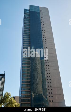 Nagoya, Japon - 22 octobre 2019 : reflet de la tour centrale de la gare JR Nagoya dans la surface miroir de Midland Square (bâtiment Toyota-Mainichi) Banque D'Images