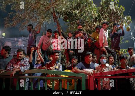 Dhaka, Bangladesh. 22nd févr. 2022. Les gens se rassemblent le long de la route pour observer le feu. Un incendie a éclaté au marché du livre de Nilkhet, le plus grand marché du livre. Le feu a éviscéré environ 25 librairies, ce qui a fait des milliers de livres brûlés. Les pompiers ont fait feu après environ une heure. (Photo de Rizwan Hasan/Pacific Press) crédit: Pacific Press Media production Corp./Alay Live News Banque D'Images