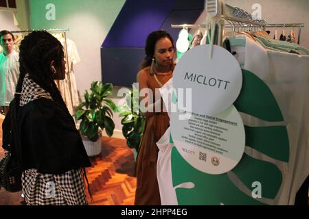 Italie, Milao. 22nd févr. 2022. (INT) semaine de la mode durable avec salle d'exposition à Milan, Italie. 22 février 2022, Milan, Italie. Le showroom de mode durable avec la présence de pays tels que le Brésil, la Colombie, l'Allemagne, l'Inde, la Tunisie et la Suisse se tient du 19 au 28 février au prestigieux Palais historique de Berri, à via Cappuccini 8, à Milan, en Italie, le mardi (22). L'événement compte avec la présence du consultant en mode, d'Influencer et du DJ Gisele de Assis. (Credit image: © Josi Donelli/TheNEWS2 via ZUMA Press Wire) Banque D'Images