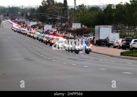 La Habra, Californie, États-Unis. 22nd févr. 2022. 22nd février 2022, la Habra, Californie, États-Unis: Des agents de moto dirigent le cortège funéraire de l'officier déchu Nicholas Vella du bureau du coroner du comté d'Orange au service funéraire communautaire de la Habra, CA. Vella, un vétéran de 14 ans du département de police de Huntington Beach, est décédé samedi lorsque son hélicoptère s'est écrasé dans Newport Harbour. (Image de crédit : © Ron Lyon/ZUMA Press Wire) Banque D'Images