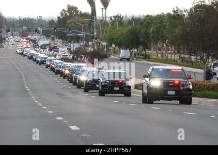 La Habra, Californie, États-Unis. 22nd févr. 2022. 22nd février 2022, la Habra, Californie, États-Unis: Des agents de moto dirigent le cortège funéraire de l'officier déchu Nicholas Vella du bureau du coroner du comté d'Orange au service funéraire communautaire de la Habra, CA. Vella, un vétéran de 14 ans du département de police de Huntington Beach, est décédé samedi lorsque son hélicoptère s'est écrasé dans Newport Harbour. (Image de crédit : © Ron Lyon/ZUMA Press Wire) Banque D'Images