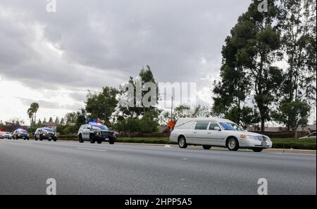 La Habra, Californie, États-Unis. 22nd févr. 2022. 22nd février 2022, la Habra, Californie, États-Unis: Des agents de moto dirigent le cortège funéraire de l'officier déchu Nicholas Vella du bureau du coroner du comté d'Orange au service funéraire communautaire de la Habra, CA. Vella, un vétéran de 14 ans du département de police de Huntington Beach, est décédé samedi lorsque son hélicoptère s'est écrasé dans Newport Harbour. (Image de crédit : © Ron Lyon/ZUMA Press Wire) Banque D'Images