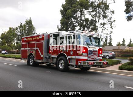 La Habra, Californie, États-Unis. 22nd févr. 2022. 22nd février 2022, la Habra, Californie, États-Unis: Des agents de moto dirigent le cortège funéraire de l'officier déchu Nicholas Vella du bureau du coroner du comté d'Orange au service funéraire communautaire de la Habra, CA. Vella, un vétéran de 14 ans du département de police de Huntington Beach, est décédé samedi lorsque son hélicoptère s'est écrasé dans Newport Harbour. (Image de crédit : © Ron Lyon/ZUMA Press Wire) Banque D'Images