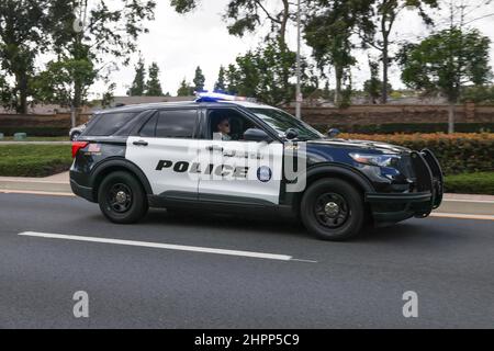 La Habra, Californie, États-Unis. 22nd févr. 2022. 22nd février 2022, la Habra, Californie, États-Unis: Des agents de moto dirigent le cortège funéraire de l'officier déchu Nicholas Vella du bureau du coroner du comté d'Orange au service funéraire communautaire de la Habra, CA. Vella, un vétéran de 14 ans du département de police de Huntington Beach, est décédé samedi lorsque son hélicoptère s'est écrasé dans Newport Harbour. (Image de crédit : © Ron Lyon/ZUMA Press Wire) Banque D'Images