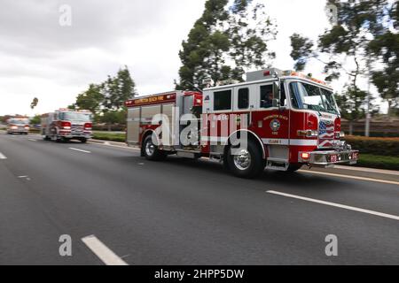 La Habra, Californie, États-Unis. 22nd févr. 2022. 22nd février 2022, la Habra, Californie, États-Unis: Des agents de moto dirigent le cortège funéraire de l'officier déchu Nicholas Vella du bureau du coroner du comté d'Orange au service funéraire communautaire de la Habra, CA. Vella, un vétéran de 14 ans du département de police de Huntington Beach, est décédé samedi lorsque son hélicoptère s'est écrasé dans Newport Harbour. (Image de crédit : © Ron Lyon/ZUMA Press Wire) Banque D'Images