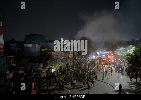 Dhaka, Bangladesh. 22nd févr. 2022. La fumée s'élève du marché du livre de Nilkhet.Un incendie a éclaté au marché du livre de Nilkhet, le plus grand marché du livre. Le feu a éviscéré environ 25 librairies, ce qui a fait des milliers de livres brûlés. Les pompiers ont fait feu après environ une heure. (Credit image: © Rizwan Hasan/Pacific Press via ZUMA Press Wire) Banque D'Images