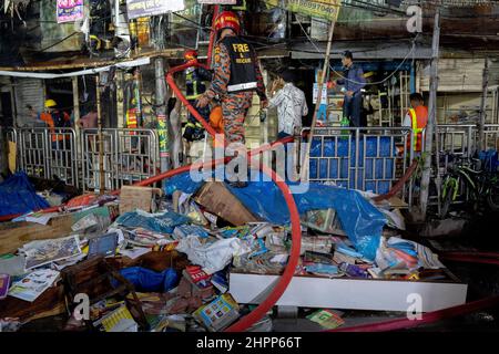 Dhaka, Bangladesh. 22nd févr. 2022. Des livres brûlés et souillés sont laissés à la rue.Un incendie a éclaté au marché du livre de Nilkhet, le plus grand marché du livre. Le feu a éviscéré environ 25 librairies, ce qui a fait des milliers de livres brûlés. Les pompiers ont fait feu après environ une heure. (Credit image: © Rizwan Hasan/Pacific Press via ZUMA Press Wire) Banque D'Images