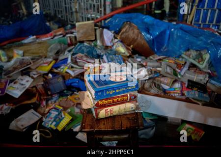 Dhaka, Bangladesh. 22nd févr. 2022. Des livres brûlés et souillés sont laissés sur la rue.Un incendie a éclaté au marché de livre de Nilkhet, le plus grand marché de livre. Le feu a éviscéré environ 25 librairies, ce qui a fait des milliers de livres brûlés. Les pompiers ont fait feu après environ une heure. (Credit image: © Rizwan Hasan/Pacific Press via ZUMA Press Wire) Banque D'Images