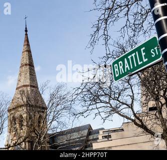 Gros plan du panneau vert et blanc de Brutle Street sur le poteau à Cambridge, Massachusetts. L'église vole en arrière-plan. Banque D'Images