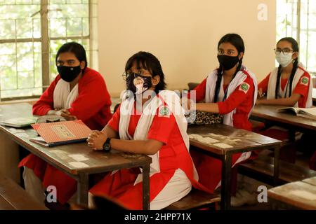 Dhaka, Bangladesh. 22nd févr. 2022. Les élèves ont vu porter des masques faciaux en classe alors que les écoles rouvrent à Dhaka. Le Bangladesh rouvre des établissements d'enseignement à mesure que les cas de coronavirus commencent à diminuer. Crédit : SOPA Images Limited/Alamy Live News Banque D'Images