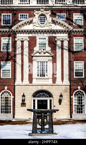 Cambridge, Massachusetts, États-Unis - 16 février 2022 : McKinlock Hall est l'un des bâtiments résidentiels de premier cycle qui font partie de Leverett House. Banque D'Images