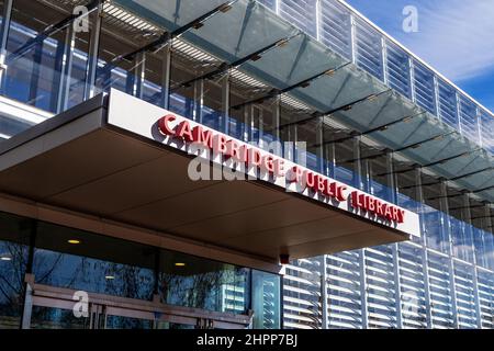 Cambridge, Massachusetts, États-Unis - 19 février 2022 : nouvelle bibliothèque publique à Cambridge, ma, États-Unis. Environnement « vert » innovant, respectueux de l'environnement et efficacité énergétique Banque D'Images