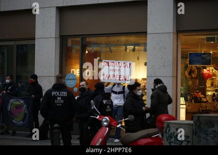 Berlin, Steglitz, Allemagne. 22nd févr. 2022. Des manifestants contre la haine et les discours de haine dans la rue du SchloÃŸstrasse à Berlin-Steglitz. (Credit image: © Simone Kuhlmey/Pacific Press via ZUMA Press Wire) Banque D'Images