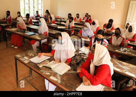 Dhaka, Bangladesh. 22nd févr. 2022. Les élèves ont vu porter des masques faciaux en classe alors que les écoles rouvrent à Dhaka. Le Bangladesh rouvre des établissements d'enseignement à mesure que les cas de coronavirus commencent à diminuer. (Photo de MD Manik/SOPA Images/Sipa USA) crédit: SIPA USA/Alay Live News Banque D'Images