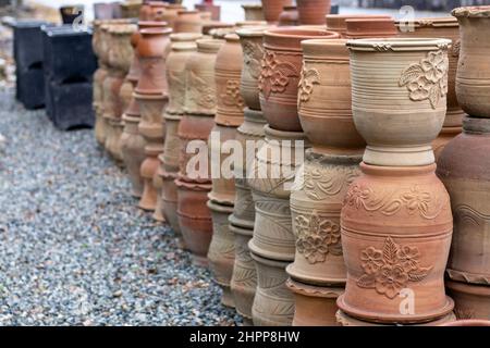 Pots d'argile dans une pépinière Banque D'Images